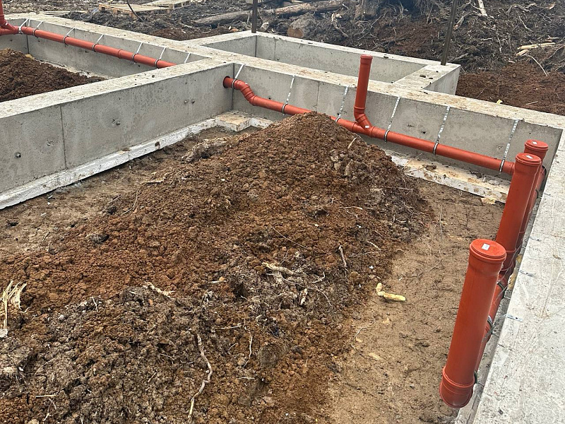 Монтаж канализации на начальном этапе строительства дома
